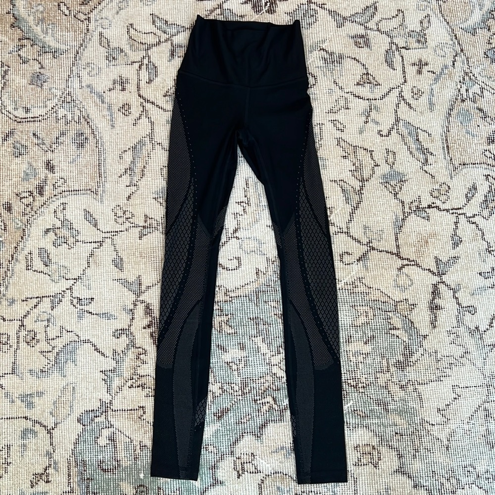Lululemon Ltd Edition Black leggings with special detailing size 2.